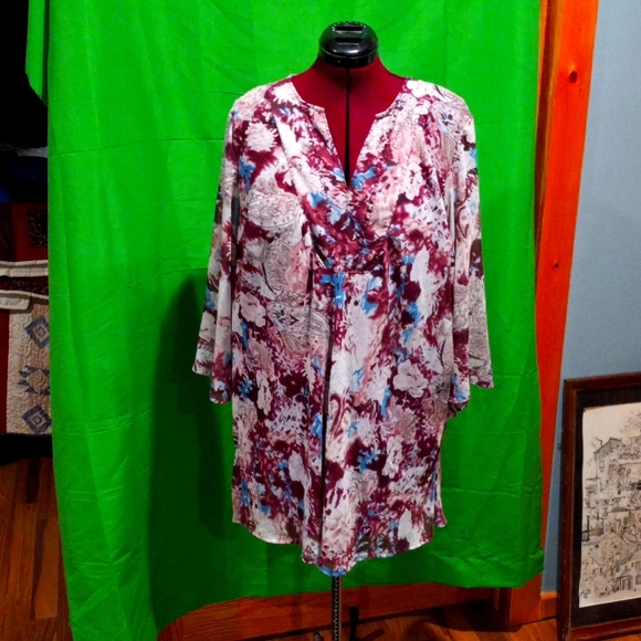 I am selling a New York City design,size 26/28, 100% polyester - Picture 1 of 4